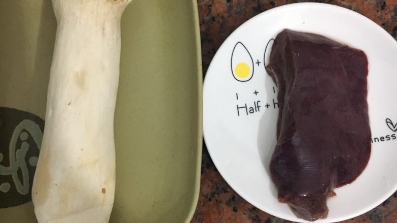猪肝遇上鸡肶菇,1:准备材料。
