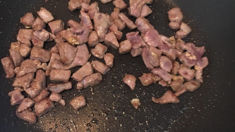 猪肝遇上鸡肶菇,5:再热锅下油,放入猪肝翻炒几下,加入一点清水。