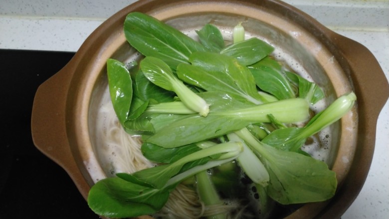 百香果蜂蜜果汁+砂锅面卧蛋,砂锅中放入面条,面条断生放入<a style='color:red;display:inline-block;' href='/shicai/ 3340'>上海青</a>。