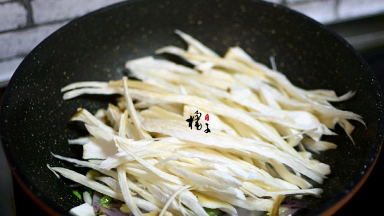 手撕蚝油杏鲍菇,再加入杏鲍菇,翻炒,一会儿就,能炒出水分来,这时候还要继续翻炒,把杏鲍菇里的水分都炒干就可以了
