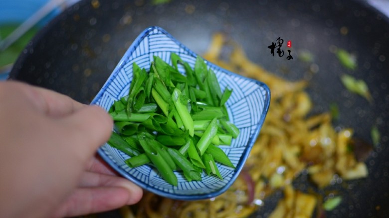 手撕蚝油杏鲍菇,加葱段,炒匀即可