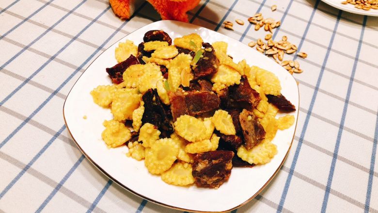 玉米笋炒蜜汁烤肉（也可炒腊肉）