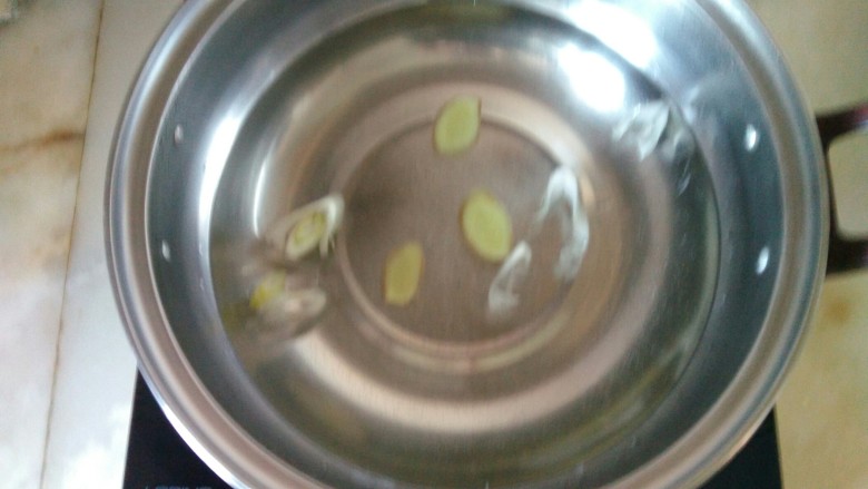 蚝油炒黄蚬子,放入葱,姜