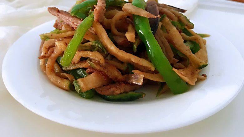 萝卜干炒肉,萝卜干有咸味、肉也有盐,最后放盐需谨慎。
