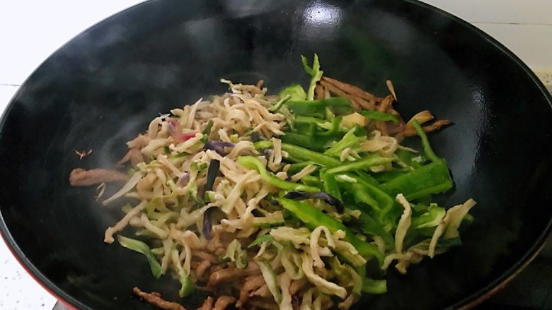 萝卜干炒肉,放萝卜干、青椒、<a style='color:red;display:inline-block;' href='/shicai/ 829'>十三香</a>,喜欢每放一样调料拌匀再放下一个,这样会更入味,之后加点热水,焖两分钟。