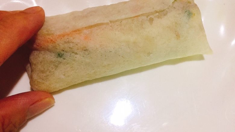 福州特色小吃+炸春卷,直至收口,一个春卷即可完成,不喜欢炸的可以直接这样吃,我经常这样边包边吃,哈哈哈哈哈