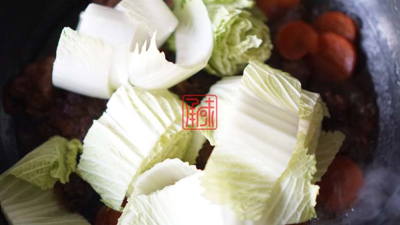 承味洋白菜胡萝卜炖牛肉,你看菜名你就知道今天吃啥!,放入切好的洋白菜段,再翻炒3分钟,就好了。