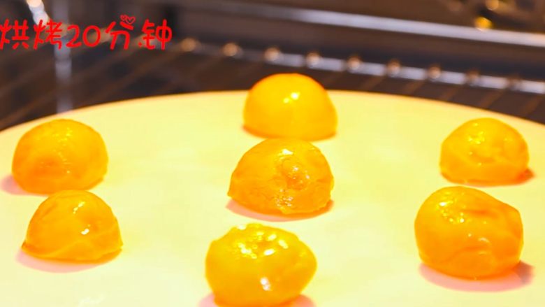 高颜值的麻薯蛋黄酥~(新手详细版),咸蛋黄:
将咸蛋黄喷白酒,给咸蛋黄去腥,增香。
然后将咸蛋黄放入烤箱,上下火160摄氏度,烘烤20分钟待用。