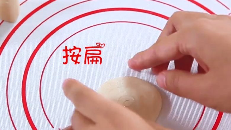 高颜值的麻薯蛋黄酥~(新手详细版),再将松弛好的面卷用手轻轻按压扁,用擀面棍将面团擀成长条状,由上向下卷起。将第二次擀卷的成品盖上保鲜膜,再静置松弛20分钟左右。
用食指压面团中间。用虎口位置把卷对夹,压扁,用擀面棍从中间向左右上下擀薄擀成圆饼。