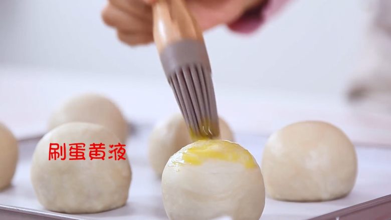 高颜值的麻薯蛋黄酥~(新手详细版),包好后刷上一层薄薄的蛋黄液。