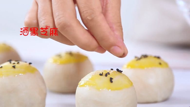 高颜值的麻薯蛋黄酥~(新手详细版), 撒上少许黑芝麻做装饰。
