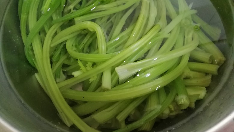 家常菜#牛肉炒芹菜粉条#,抄好后的芹菜用清水冲一下。