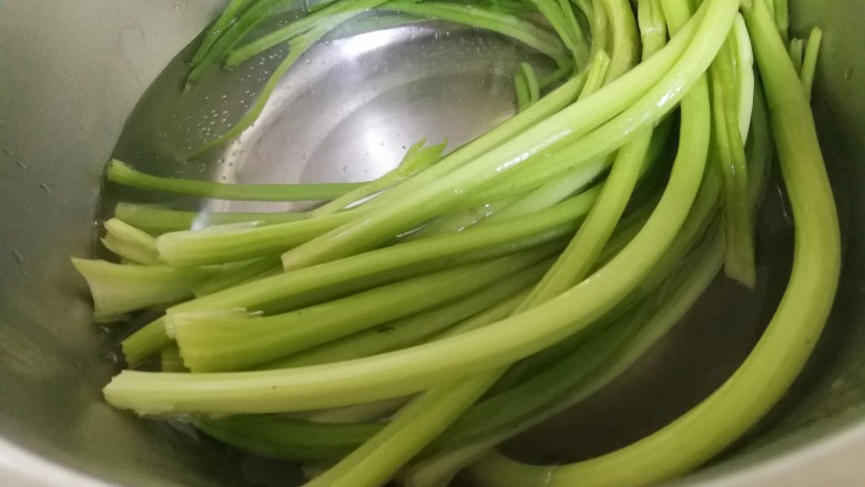 家常菜#牛肉炒芹菜粉条#,芹菜用开水打焯,放少许的盐。
