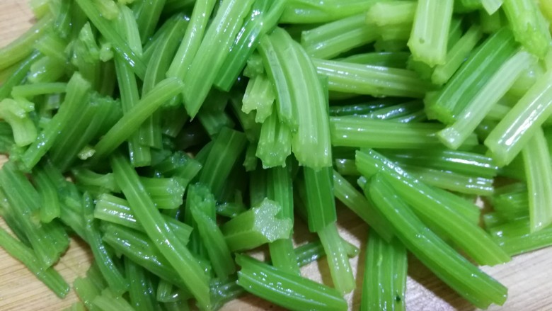 家常菜#牛肉炒芹菜粉条#,然后放在案板上切段。