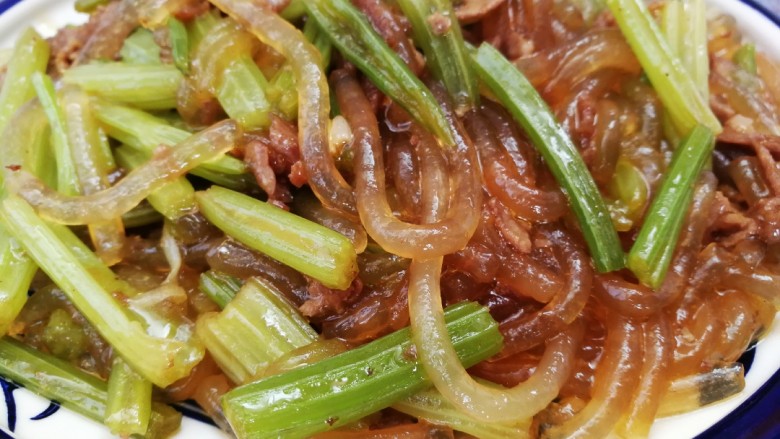 家常菜#牛肉炒芹菜粉条#,全程用大火快速翻炒。炒好后盛出装盘,滑溜溜的粉条,有滋味的芹菜牛肉,米饭的好搭菜。