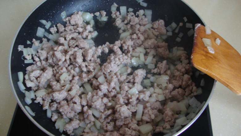 希腊的家常菜:肉末焗茄子, 放入肉馅炒至松散
