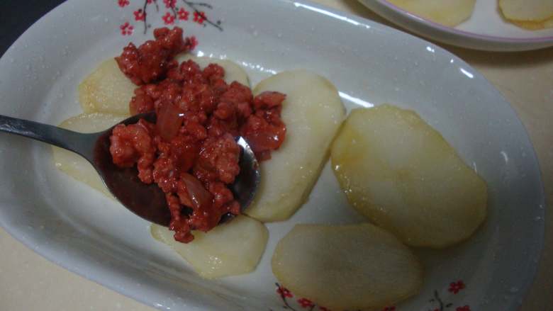 希腊的家常菜:肉末焗茄子,取只烤碗,一层层码入土豆、肉酱、茄子