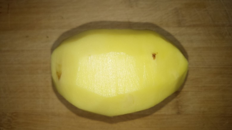 火腿肠炒土豆片,准备一个<a style='color:red;display:inline-block;' href='/shicai/ 23'>土豆</a>去皮洗净。