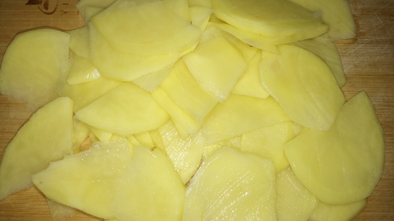 火腿肠炒土豆片,再把土豆切成片。