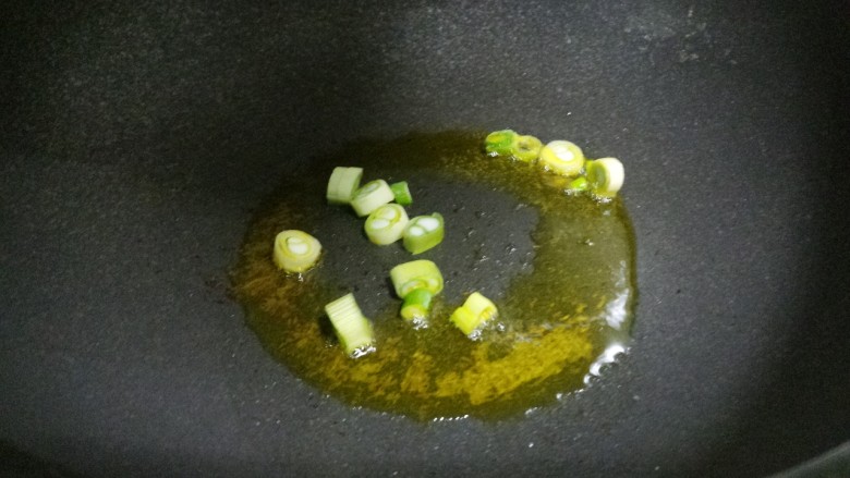 火腿肠炒土豆片,锅里热油,把葱花爆香。