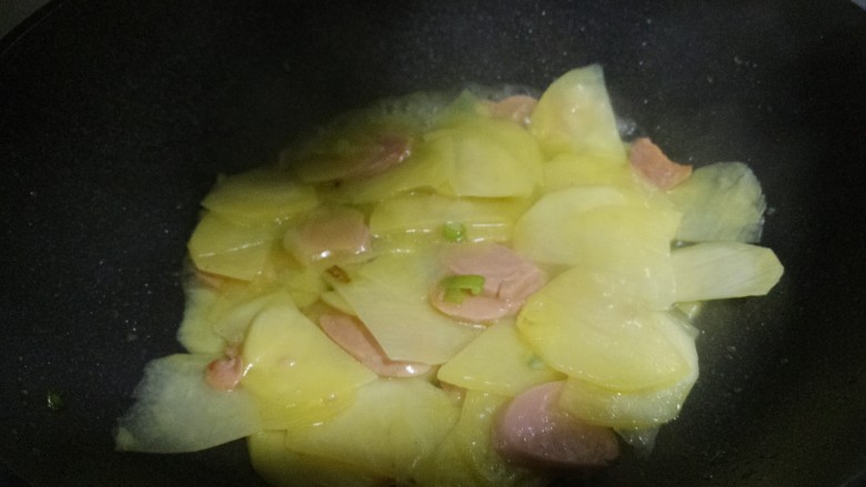 火腿肠炒土豆片,开小火