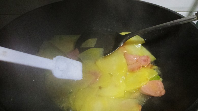 火腿肠炒土豆片,炖一会,土豆片熟了,加一勺盐