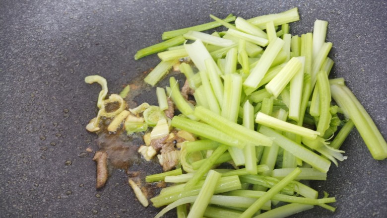 芹菜肉丝炒粉条,加入芹菜炒。