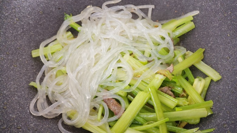 芹菜肉丝炒粉条,加入粉条。