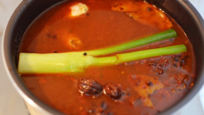 红烧牛肉面,转入电高压锅,倒入稍多清水,放入葱姜蒜和盐。选择“肉类”即可。(普通的高压锅,大火上汽后,转小火15分钟,自然散气。)