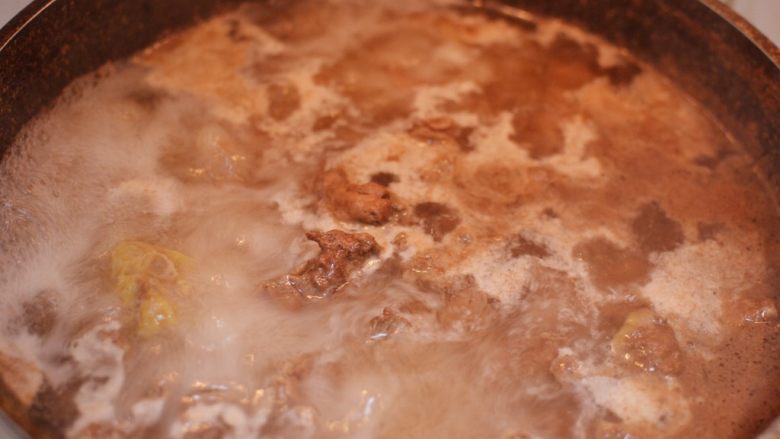 红烧牛肉面,大火烧开后转小火煮10分钟,去血沫。