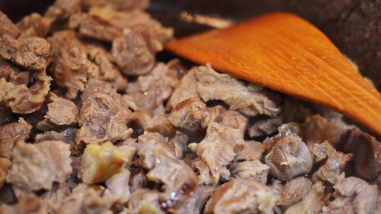 红烧牛肉面,把牛肉盛出冲洗干净,放入锅里煸炒至微焦黄。