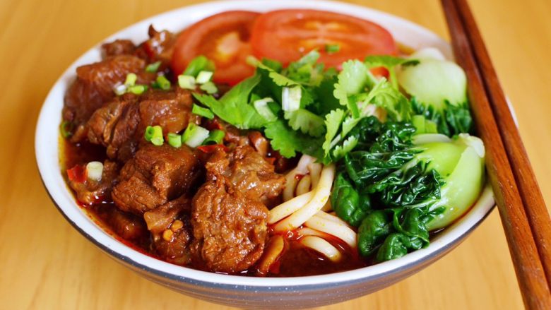 红烧牛肉面,煮好的面条沥干水分,放入牛肉,淋上汤汁,摆盘即可。