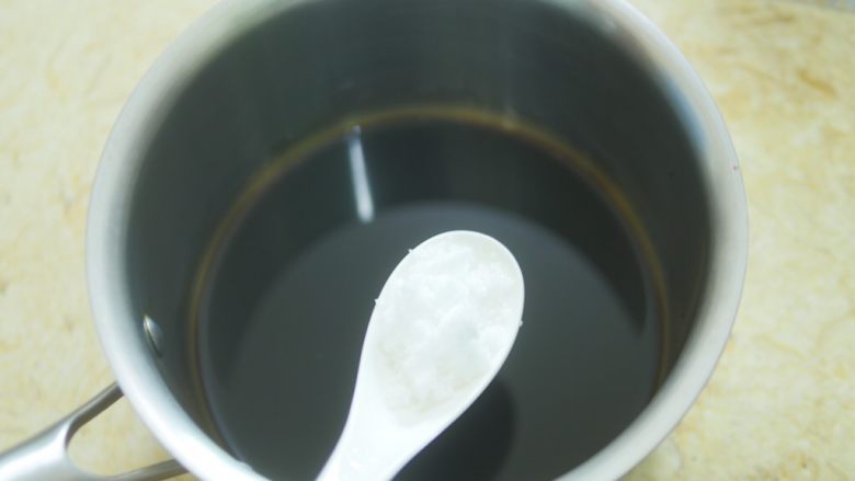 酱腌脆黄瓜,再加入一勺<a style='color:red;display:inline-block;' href='/shicai/ 3729'>白糖</a>,煮开放凉
