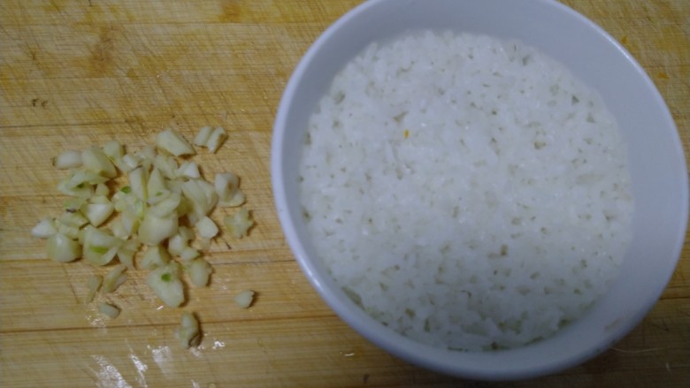 蒸板栗南瓜百香果大米排骨,蒜切末,熟米饭准备好。