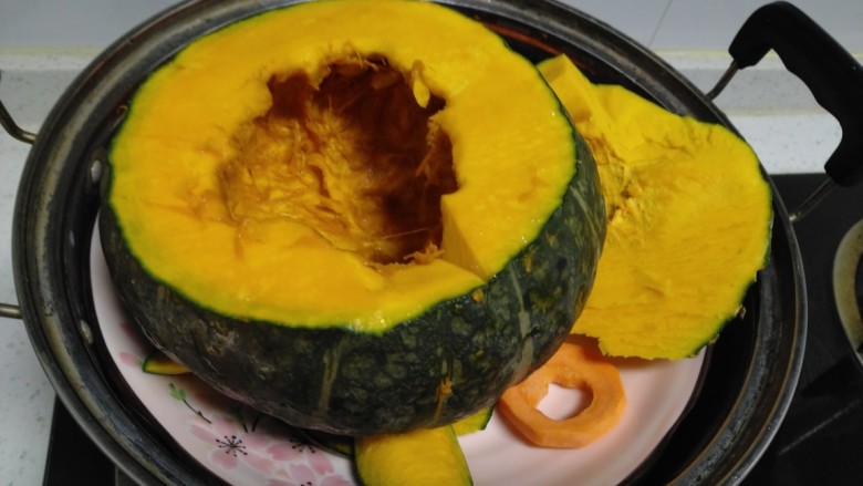 蒸板栗南瓜百香果大米排骨,南瓜去嚷,大火煮开转中火煮。