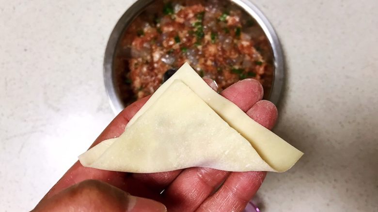 宝宝健康食谱 小金鱼虾仁猪肉抄手,把抄手皮对角折好