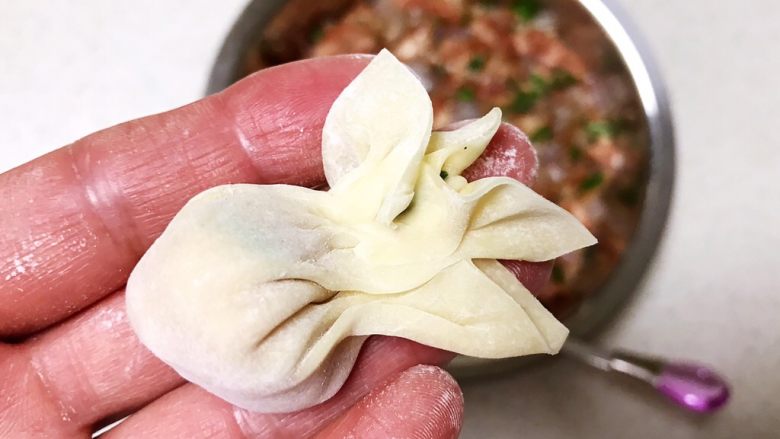 宝宝健康食谱 小金鱼虾仁猪肉抄手,一个小金鱼抄手包好了