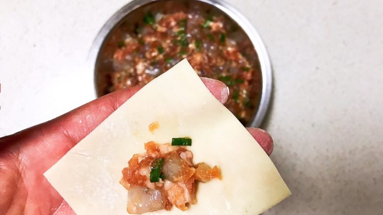 宝宝健康食谱 小金鱼虾仁猪肉抄手,取一片抄手皮,加入1勺虾仁猪肉馅