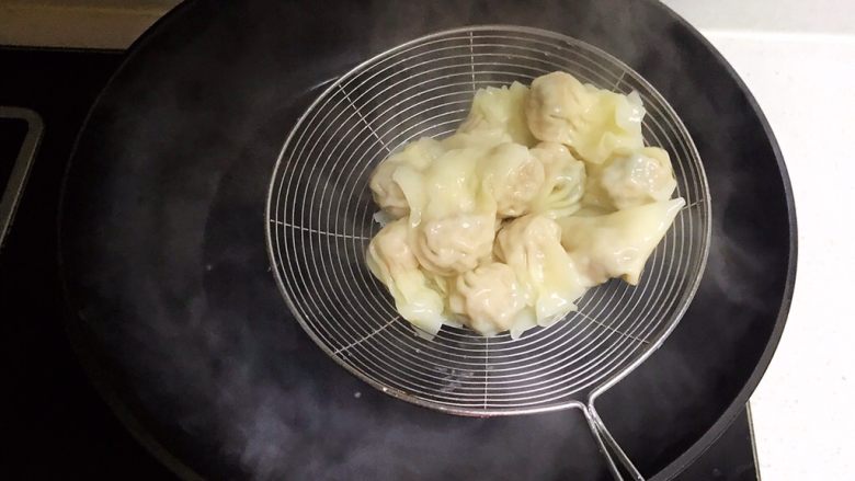 宝宝健康食谱 小金鱼虾仁猪肉抄手,把煮熟的抄手捞出来