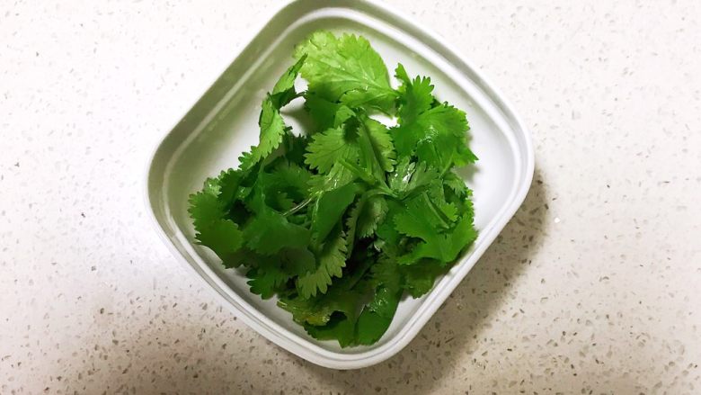 宝宝健康食谱 小金鱼虾仁猪肉抄手,<a style='color:red;display:inline-block;' href='/shicai/ 131'>香菜</a>切成末