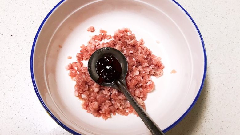 宝宝健康食谱 小金鱼虾仁猪肉抄手,加入1勺<a style='color:red;display:inline-block;' href='/shicai/ 721'>蚝油</a>