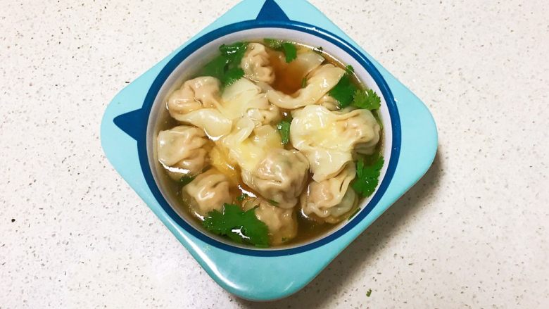 宝宝健康食谱 小金鱼虾仁猪肉抄手,加入2勺煮抄手的开水
