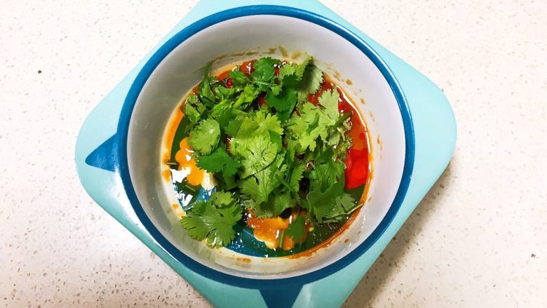 宝宝健康食谱 小金鱼虾仁猪肉抄手,加入香菜末