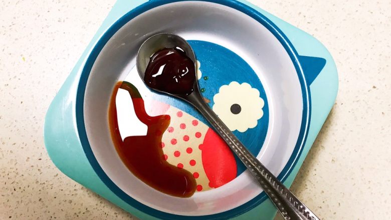 宝宝健康食谱 小金鱼虾仁猪肉抄手,加入1勺蚝油
