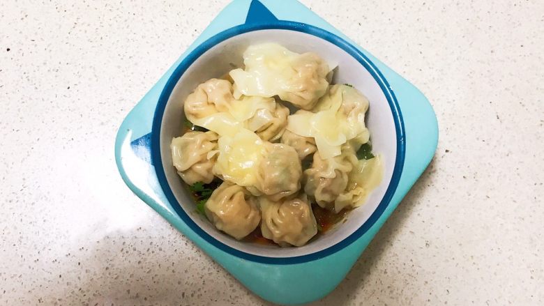 宝宝健康食谱 小金鱼虾仁猪肉抄手,放入碗里