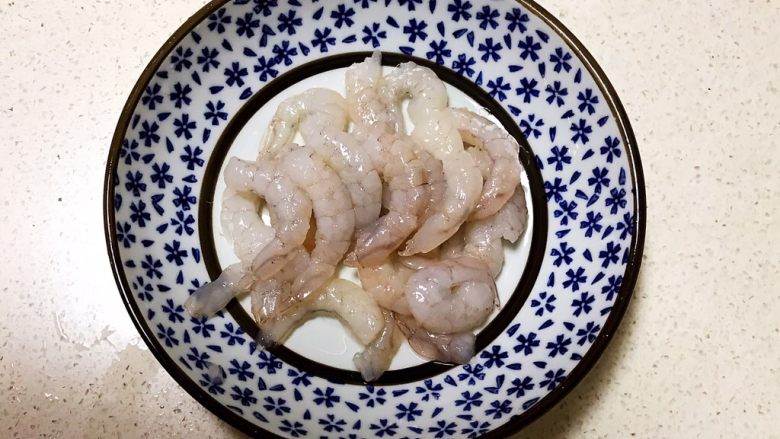 宝宝健康食谱 小金鱼虾仁猪肉抄手,把虾仁清洗干净,挑出虾线