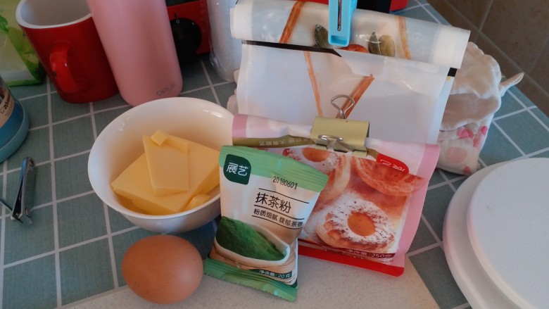 抹茶饼干,准备好食材,照片里有个蛋跑出镜了,是两个蛋哦