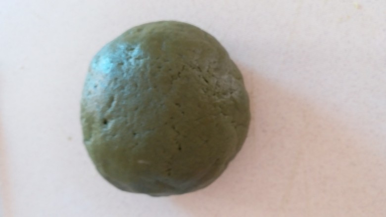 抹茶饼干,倒在面板上揉成光滑的面团,你得到一个绿绿的面团,嗯