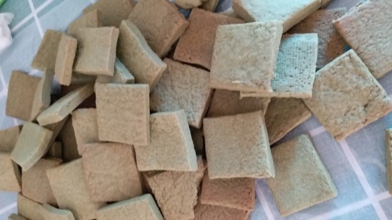 抹茶饼干,抹茶抹茶,如果你有饼干模具,就用上吧,用刀切外观不那么美好~