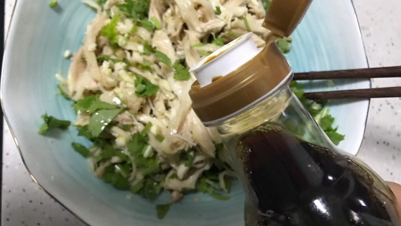 藤椒风味手撕鸡~简易版,淋少许美极鲜